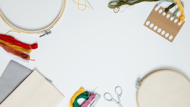 Biurko pracowni haftu z przyborami